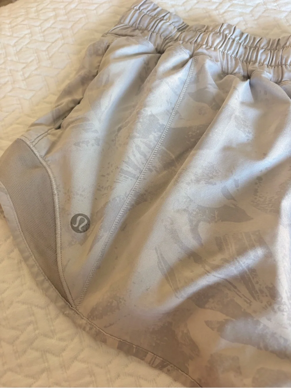 Lululemon Hotty Hot Low Rised Lined Shorts size 6 patterned